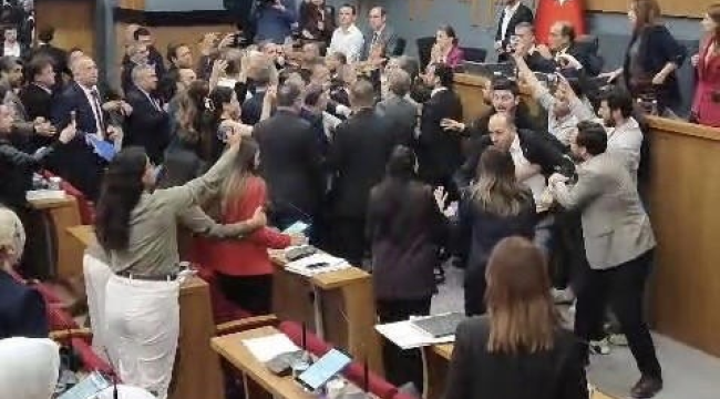 İzmir Büyükşehir Belediyesi meclis toplantısında arbede