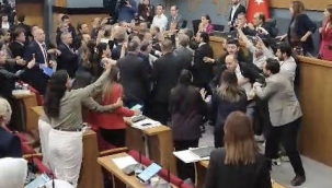 İzmir Büyükşehir Belediyesi meclis toplantısında arbede