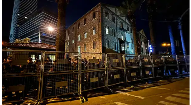 İzmir'in şafak baskını: meslek fabrikası ablukaya alındı