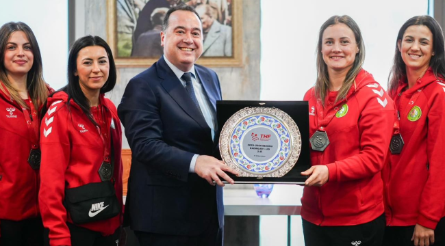 Kadın hentbol takımını süper lige yükseldi