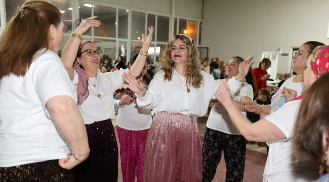 Kadınlar şalvar gecesinde doyasıya eğlendi