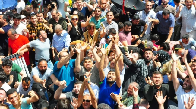 Manisa'da 10 ton mesir macunu 20 dakikada saçıldı