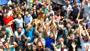 Manisa'da 10 ton mesir macunu 20 dakikada saçıldı