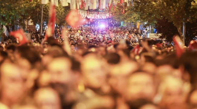 Manisalılar sel oldu aktı! Muhteşem fener alayı