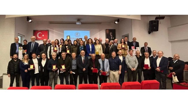 Mesleğe 25,40 ve 50 yıl hizmet veren doktorlara plaket