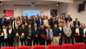 Mesleğe 25,40 ve 50 yıl hizmet veren doktorlara plaket