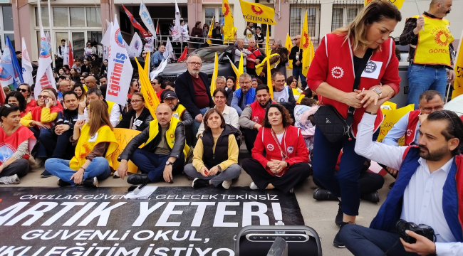 Öğretmenler saldırıları protesto için oturma eylemi başlattı