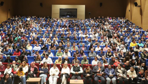 Salon doldu, kahkahalar taştı