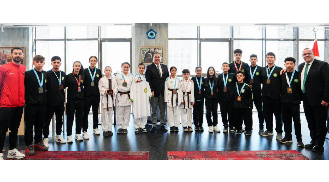 Şampiyonalarda madalyalarla dönen Manisa BBSK karate takımı başkan Dutlulu'yu ziyaret etti