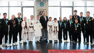 Şampiyonalarda madalyalarla dönen Manisa BBSK karate takımı başkan Dutlulu'yu ziyaret etti
