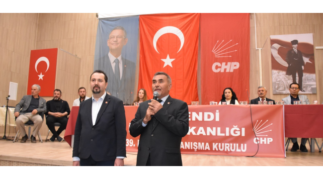 Selendi'de CHP'ye katılanlara rozetleri takıldı