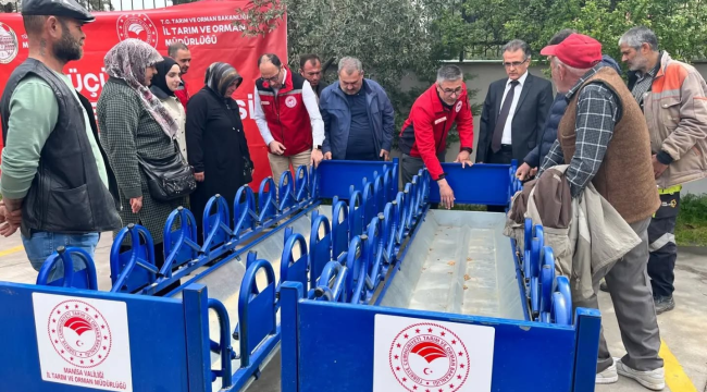 Soma ve Kırkağaç'ta üreticilere küçükbaş kilitli yemlik dağıtımı