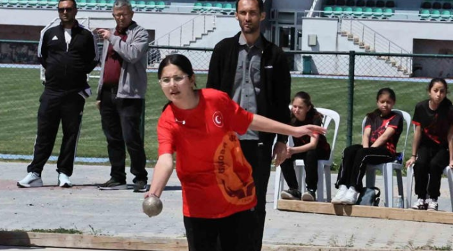 12 ilden gelen 510 sporcu Akhisar'da bocce şampiyonası için yarışıyor