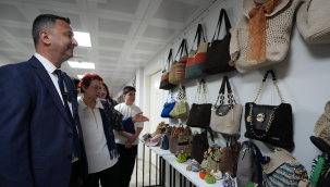 Akhisar'da iplikten hayaller çanta ve dokuma sergisi açıldı