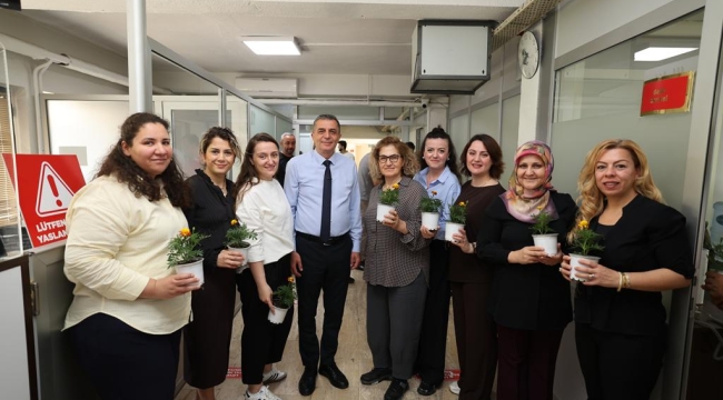 Anneler gününde başkan Şimşek personeline çiçek dağıttı