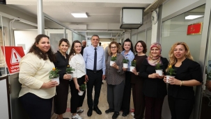 Anneler gününde başkan Şimşek personeline çiçek dağıttı