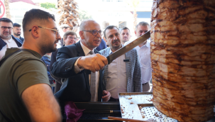 Başkan akın esnaf ziyaretinde döner kesti