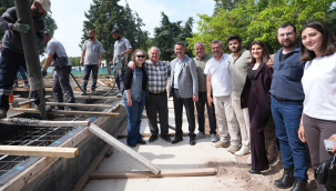 Başkan Kayserili kütüphaneye destek veren Şahin ailesiyle yapımı izledi