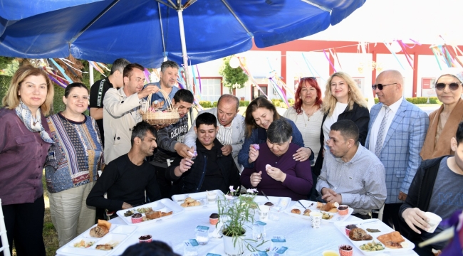 Engelsiz yaşam merkezi'nde eğitim gören özel gereksinimli öğrenciler unutulmadı