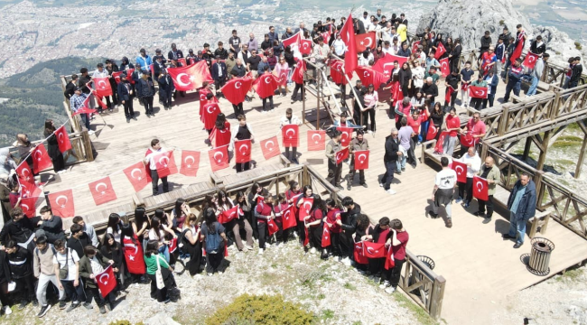 Gençler Spil'in zirvesinde ay yıldızlı bayrakla buluştu