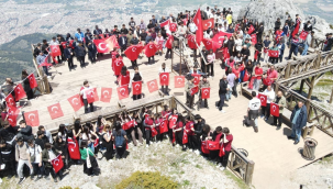 Gençler Spil'in zirvesinde ay yıldızlı bayrakla buluştu