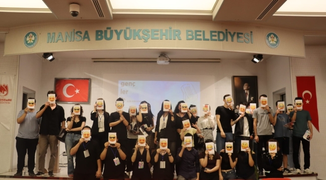 Gençlerin düşüncelerini ifade edebilmesi için açık mikrofon paneli düzenledi