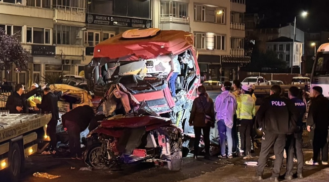 Giresun'da tır iki otomobile çarptı: 5 ölü, 6 yaralı