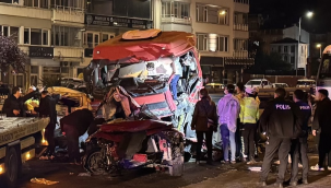 Giresun'da tır iki otomobile çarptı: 5 ölü, 6 yaralı