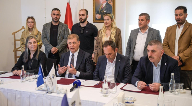 İzmir'de işçilere çiftte bayram