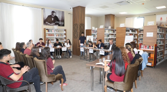  Kütüphanede münazara var yarışmasında fikirler yarıştı