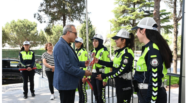 Müdür Karayel görev başındaki kadın polislerin anneler gününü kutladı