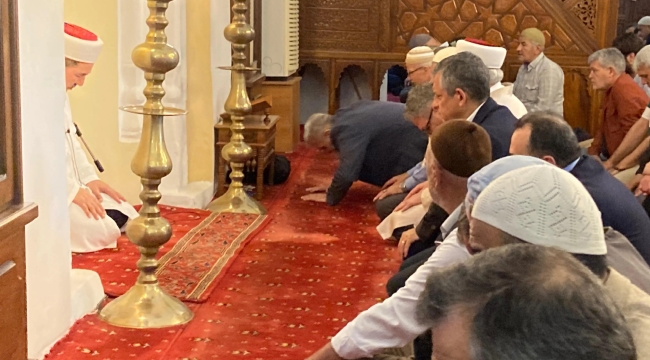 Özgür Özel Bayram namazını Hatuniye'de kıldı.