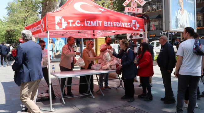 Tesislerinde üretti vatandaşlara ücretsiz mantar dağıttı