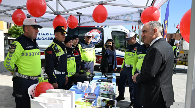 Vali Özkan, karayolu trafik haftası kapsamında Cumhuriyet meydanı'nda düzenlenen etkinliğe katıldı