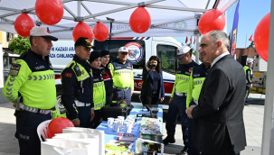 Vali Özkan, karayolu trafik haftası kapsamında Cumhuriyet meydanı'nda düzenlenen etkinliğe katıldı