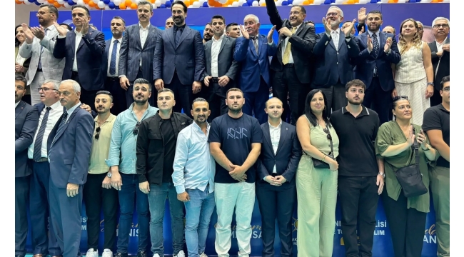 AK Parti Manisa'da gövde gösterisi yaptı! AKP'ye katılan 612 kişiye rozet takıldı