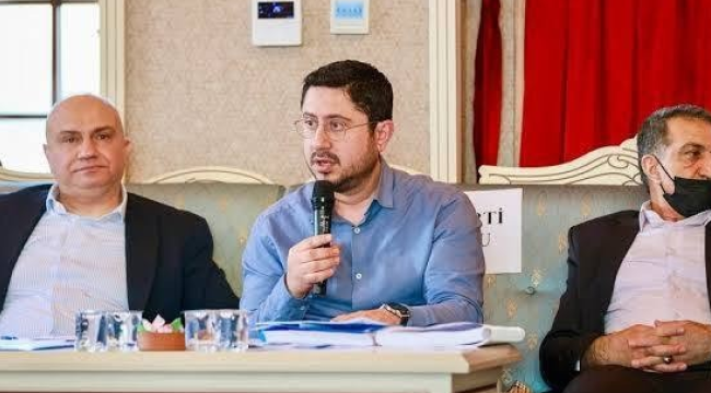 AKP Yunusemre meclis üyeleri yaptıkları açıklamayla CHP meclis üyelerini yerden yere vurdu
