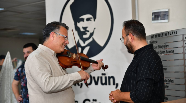 Başkan Öküzcüoğlu yıl sonu sergisi açılışında keman çaldı