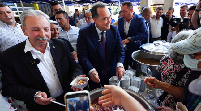 Başkanlar aşure dağıttı