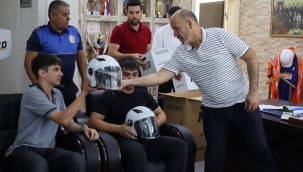 Belediyeden motor kullanan gençlere kask hediyesi