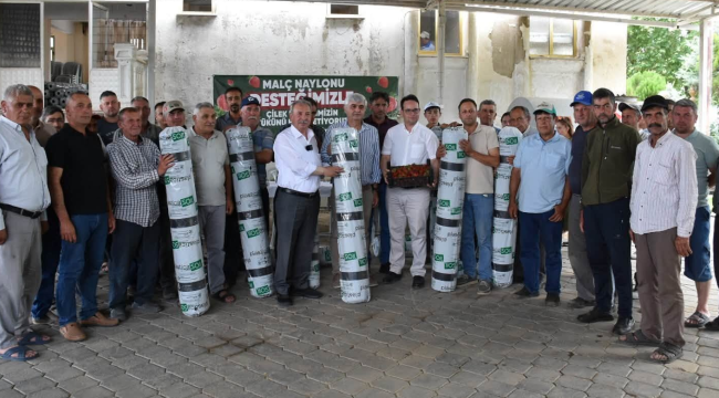 Çilek üreticilerine malç naylon dağıtıldı