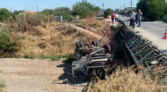 Çöp toplama aracı dereye uçtu: 3 işçi yaralandı
