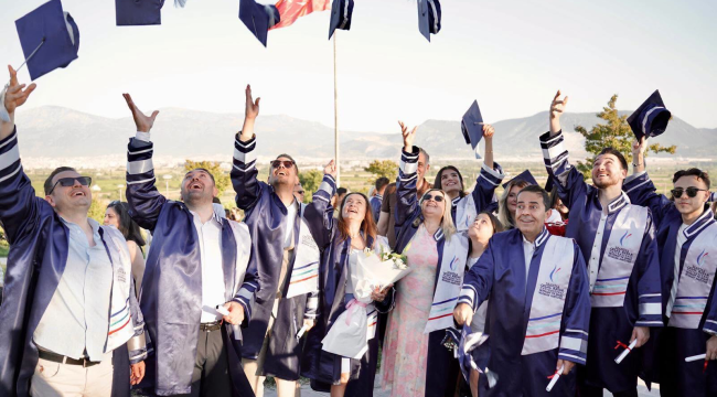 Diplomalı il başkanı mezuniyet sevinci yaşadı