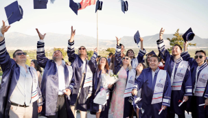 Diplomalı il başkanı mezuniyet sevinci yaşadı