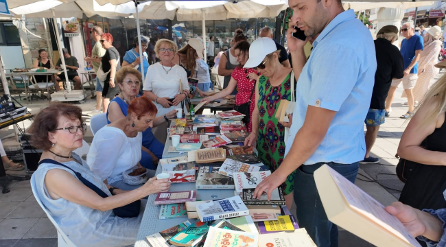 Foça kitap şenliği'nde 2 bin 600 kitap vatandaşlara ücretsiz olarak dağıtıldı
