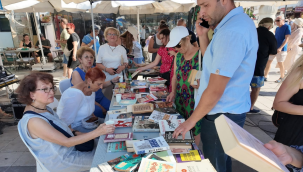 Foça kitap şenliği'nde 2 bin 600 kitap vatandaşlara ücretsiz olarak dağıtıldı
