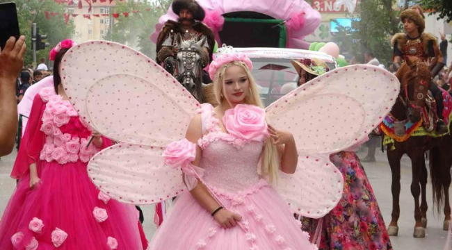 Isparta'da uluslararası gül festivali coşkusu: Binlerce kişi kortejde buluştu