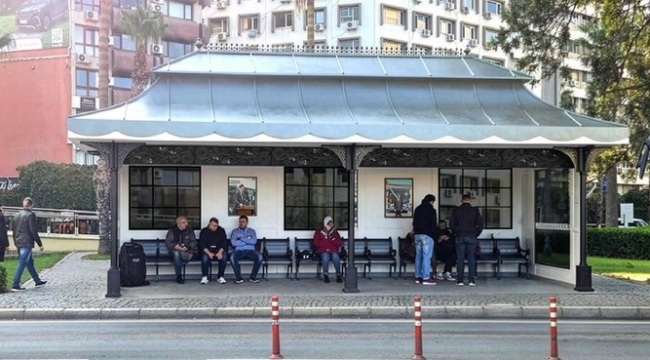 İzmir'de kentin tarhini yansıtan otobüs duraklarının yapımına başlandı