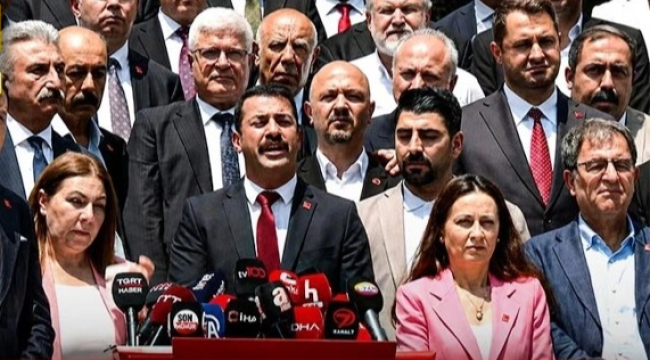 Kurultay için imzalar teslim edildi
