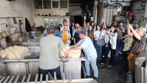 Öğrenciler Demirci'de halı işletmelerini gezdi
